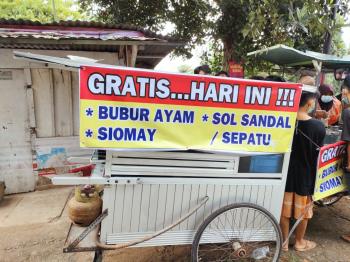 Jumat Berkah Polsek TBU Gratiskan Makanan Kepada Masyarakat